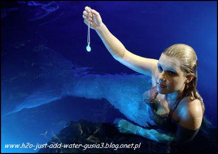 Emma keď nájde náhrdelník.jpg